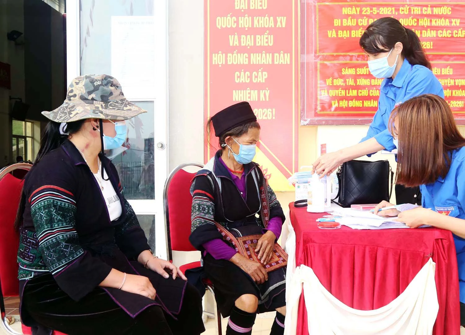 Những hình ảnh ấn tượng tại cuộc bầu cử ảnh 14