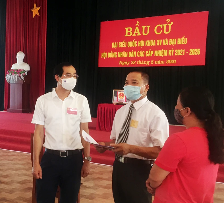 Kiểm tra công tác bầu cử tại khu vực bỏ phiếu số 2, xã Cam Đường.