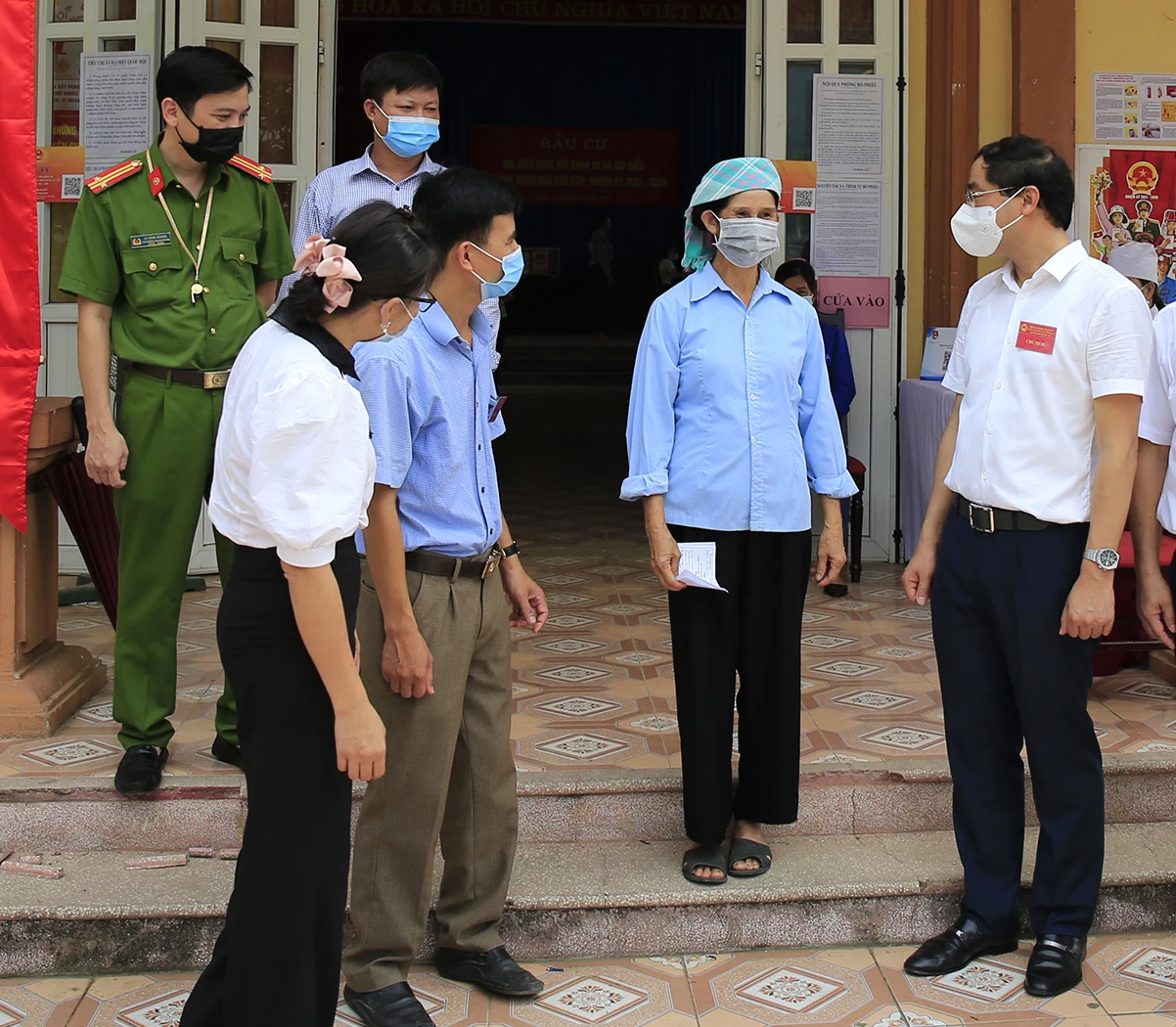 Chủ tịch UBND tỉnh Trịnh Xuân Trường kiểm tra công tác bầu cử tại khu vực bỏ phiếu số 5, xã Hợp Thành.