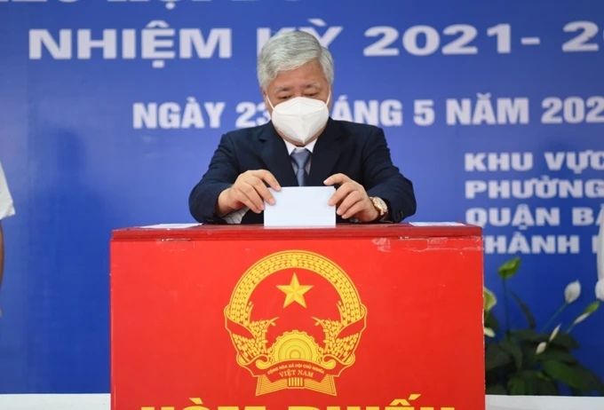 Đồng chí Đỗ Văn Chiến, Bí thư Trung ương Đảng, Chủ tịchUỷ ban Trung ương MTTQ Việt Nam, Phó Chủ tịch Hội đồng Bầu cử Quốc gia thực hiện quyền và nghĩa vụ công dân tại khu vực bỏ phiếu số 7, phường Xuân Tảo, quận Bắc Từ Liêm, Hà Nội Đồng chí Võ Văn Thưởng, Thường trực Ban Bí thư bỏ phiếu tại Khu vực bỏ phiếu 71 tại Trường Mầm non Sơn ca 15 (Phú Nhuận, TPHCM). Phó Thủ tướng Thường trực Chính phủ Trương Hòa Bình bỏ phiếu bầu cử tại Khu vực bỏ phiếu số 62 (Trường Mầm non 7, phường 7, Quận Tân Bình, TPHCM). Ủy viên Bộ Chính trị, Phó Thủ tướng Phạm Bình Minh bỏ phiếu bầu tại Tổ dân phố số 8, phường Liễu Giai, quận Ba Đình. Phó Thủ tướng Chính phủ Lê Minh Khái bỏ phiếu bầu cử tại Khu vực bỏ phiếu số 19 (trụ sở điều hành khu phố 5, P.An Phú, TP.Thủ Đức). Phó Thủ tướng Vũ Đức Đam bỏ phiếu tại khu vực bỏ phiếu số 3, phường Trúc Bạch, quận Ba Đình, TP. Hà Nội. Phó Thủ tướng Chính phủ Lê Văn Thành bỏ phiếu tại tổ bầu cử số 1, phường Đồng Quốc Bình, quận Ngô Quyền, TP. Hải Phòng. Bí thư Trung ương Đảng, Trưởng ban Tuyên giáo Trung ương Nguyễn Trọng Nghĩa bầu cử tại điểm bầu cử số 11, TPHCM. ...