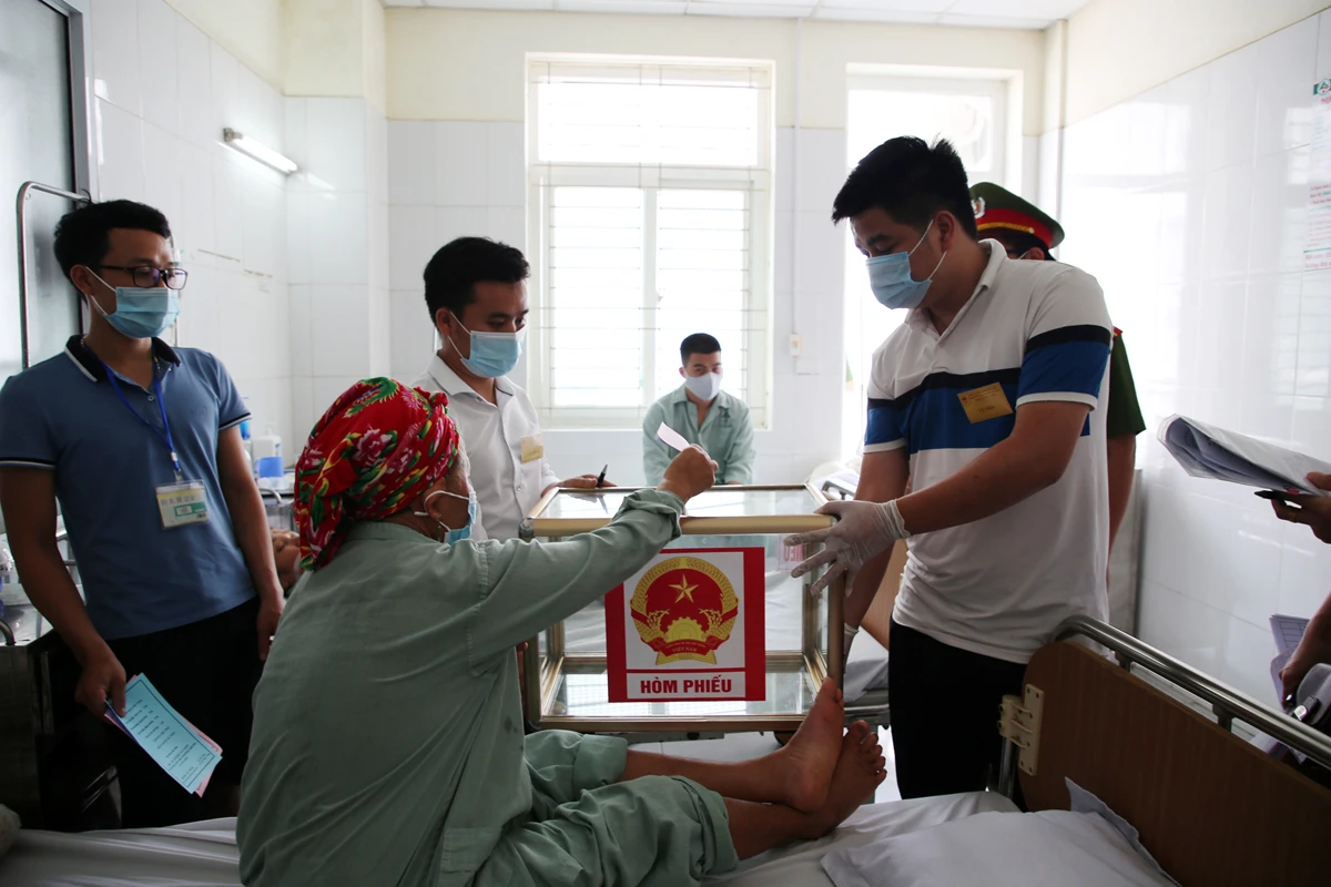 Những hình ảnh ấn tượng tại cuộc bầu cử ảnh 12