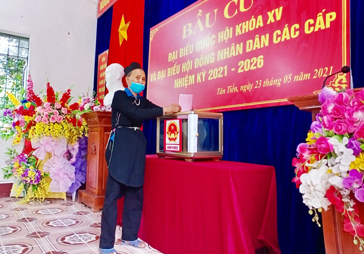 Những hình ảnh ấn tượng tại cuộc bầu cử ảnh 5