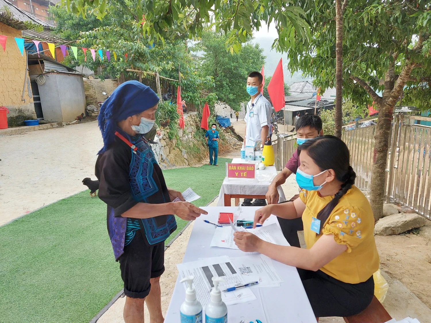 Lãnh đạo Đảng, Nhà nước thực hiện quyền công dân ảnh 11