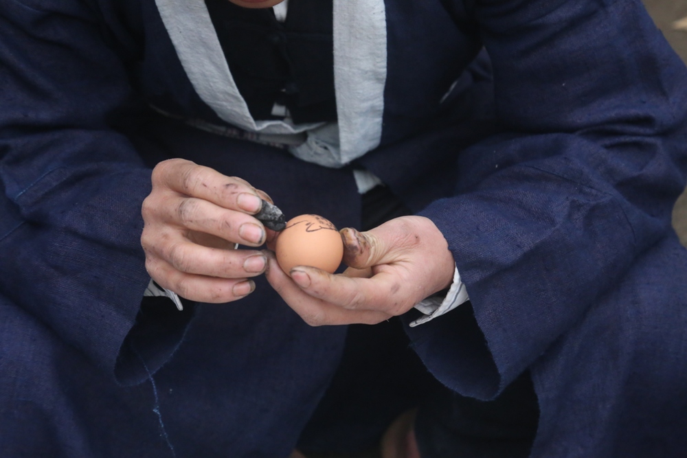 Để chuẩn bị cho nghi lễ gọi hồn về ăn tết, gia chủ cùng con cháu trong gia đình cắt giấy, dán giấy bùa và vẽ trứng để chuẩn bị làm lễ. Người Mông xanh vẽ lên quả trứng làm lễ hình kho thóc, bồ thóc, con trâu, gà, vịt, đồng bạc, cây lanh, hình người để tượng trưng cho hồn lúa, vải chàm, con người, nông sản, tiền, gia súc, gia cầm… Chủ nhà làm lễ khấn gọi hồn về ăn tết với mâm lễ đơn giản gồm rổ gạo nếp, trứng đã vẽ và giấy bùa đặt ở gian chính giữa nhà. Sau khi khấn gọi hồn xong, gia chủ dán giấy bùa lên bàn thờ tổ tiên, cửa chính nhà ở để làm mới ngôi nhà cầu mong năm mới may mắn, thuận lợi. Dán giấy bùa lên nông cụ để “gọi hồn” nông cụ về ăn tết sau một năm gắn bó với con người, để năm mới tiếp tục lên nương, xuống ruộng lao động. Dán giấy bùa lên chuồng gà cầu mong trong năm mới gà đẻ nhiều trứng, không dịch bệnh và chóng lớn. Sau khi làm lễ gọi hồn xong, gạo nếp được đem xôi lên để cả nhà cùng ăn trong đêm ba mươi tết. Trong ngày 30 tết, người Mông xanh còn giã bánh giày để cúng tổ tiên và cùng nhau đón tết đầm ấm, sum vầy.