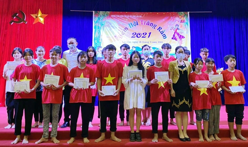 Các đơn vị, địa phương tổ chức hoạt động, tặng quà Tết Trung thu cho thiếu nhi ảnh 2