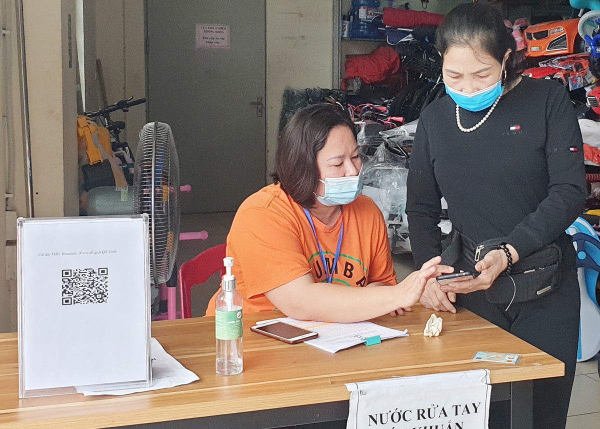 Các địa phương khẩn trương triển khai hướng dẫn người dân cài đặt ứng dụng PC-Covid để khai báo y tế, khai báo di chuyển nội địa và quét mã QR. Các địa phương khẩn trương triển khai hướng dẫn người dân cài đặt ứng dụng PC-Covid để khai báo y tế, khai báo di chuyển nội địa và quét mã QR.