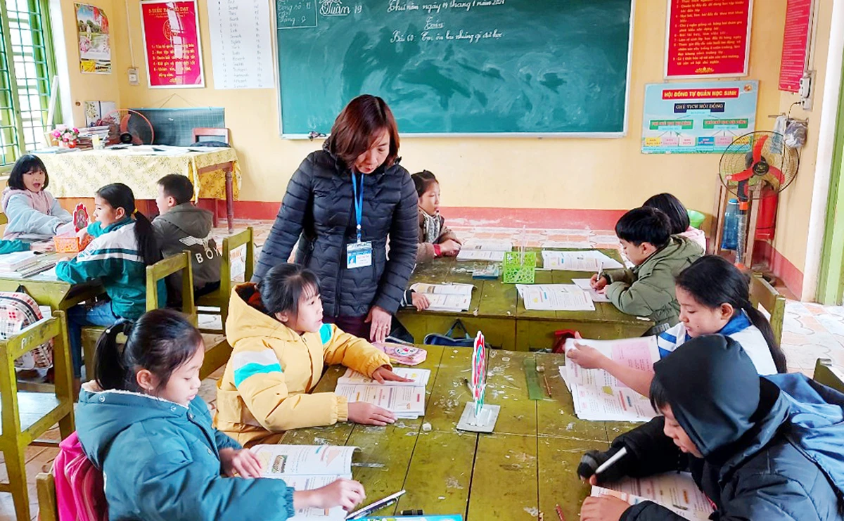 Giờ học của học sinh Trường Tiểu học xã Sơn Hải tại điểm trường thôn An Tiến.