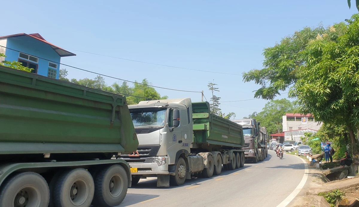 Đoàn xe tải ách tắc trên Quốc lộ 4E nhiều giờ liền.