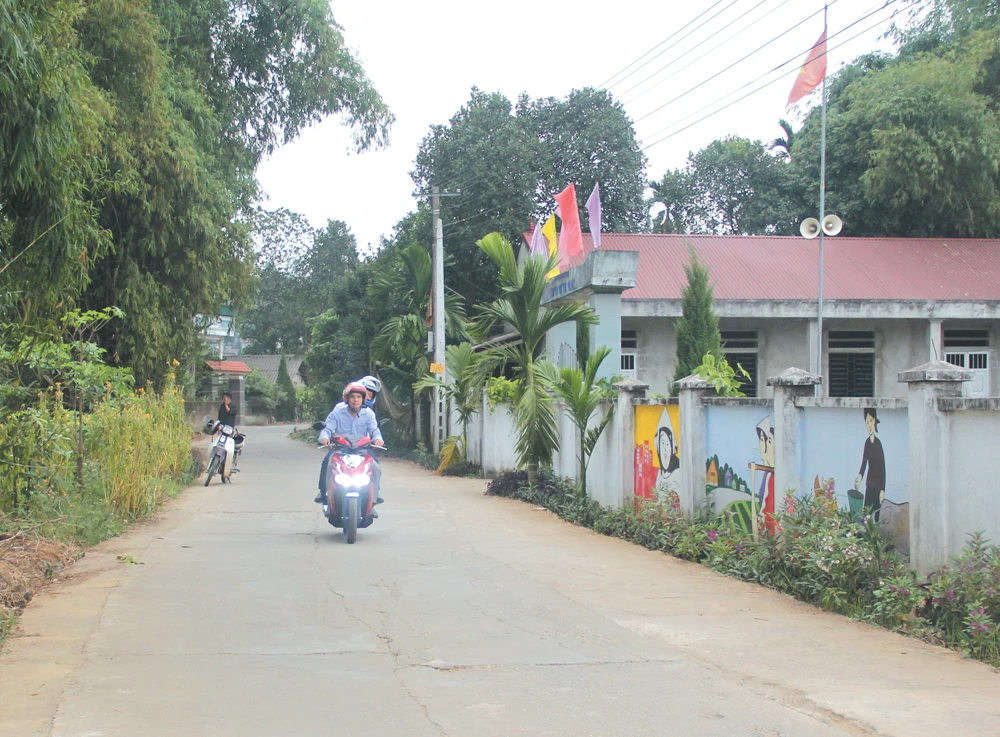 Về nơi “Đường rộng, điện sáng, nhiều hoa…” ảnh 1