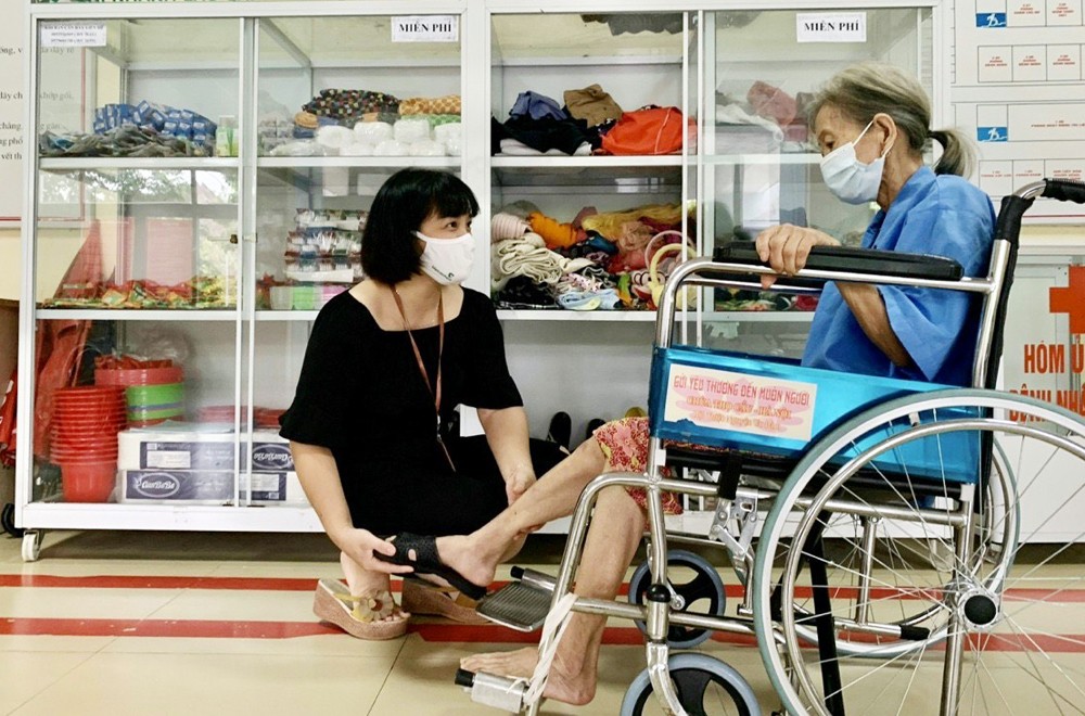 Người bệnh điều trị tại Bệnh viện Phục hồi chức năng nhận được hỗ trợ thiết thực. Người bệnh điều trị tại Bệnh viện Phục hồi chức năng nhận được hỗ trợ thiết thực.