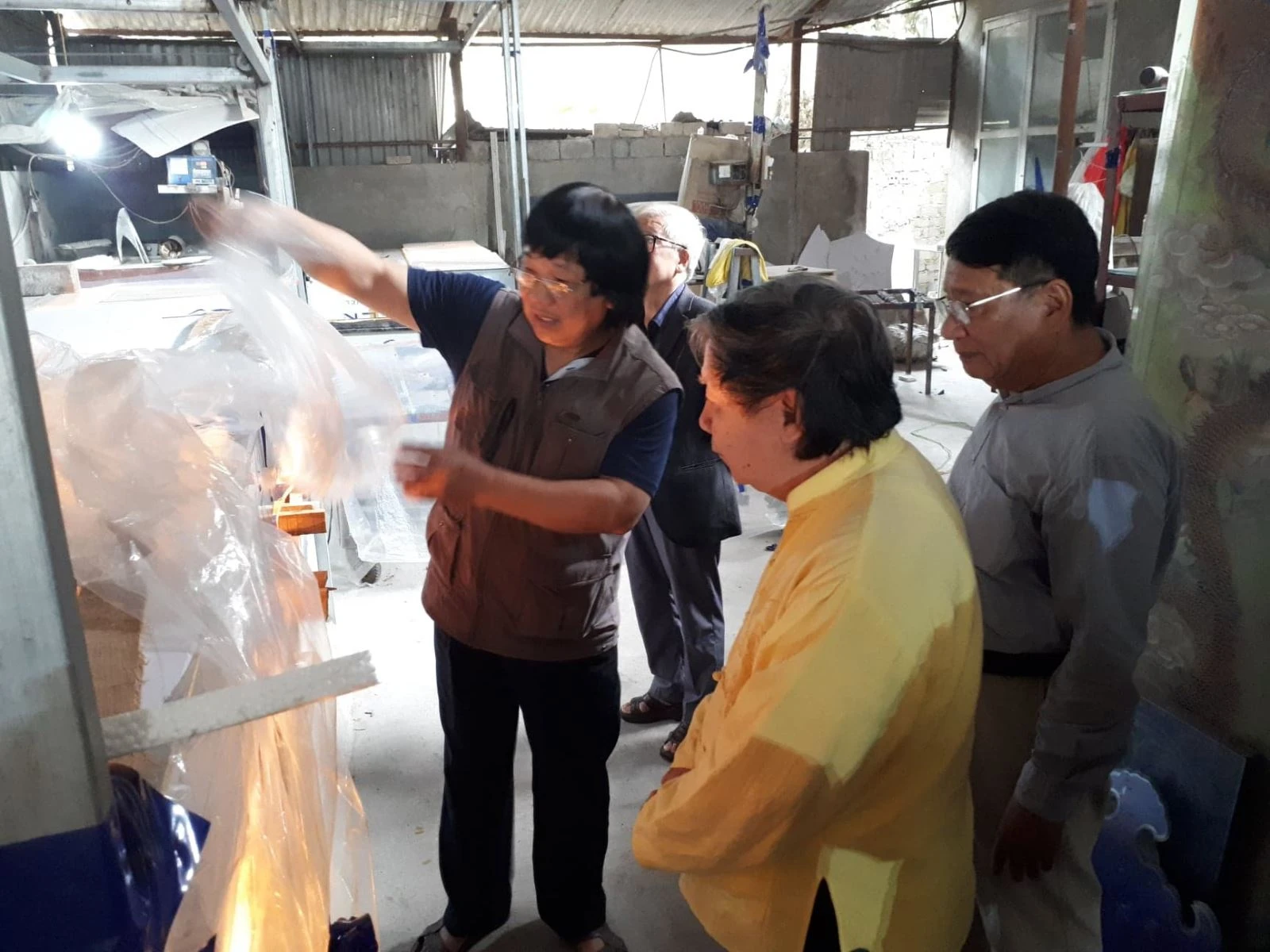 Người tạo dựng dòng điêu khắc tranh kính nghệ thuật tại Việt Nam ảnh 2