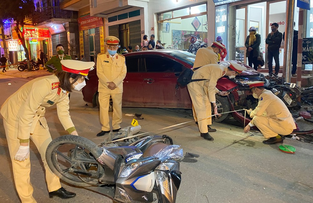 Lực lượng chức năng giải quyết vụ tai nạn tại hiện trường. Lực lượng chức năng giải quyết vụ tai nạn tại hiện trường.