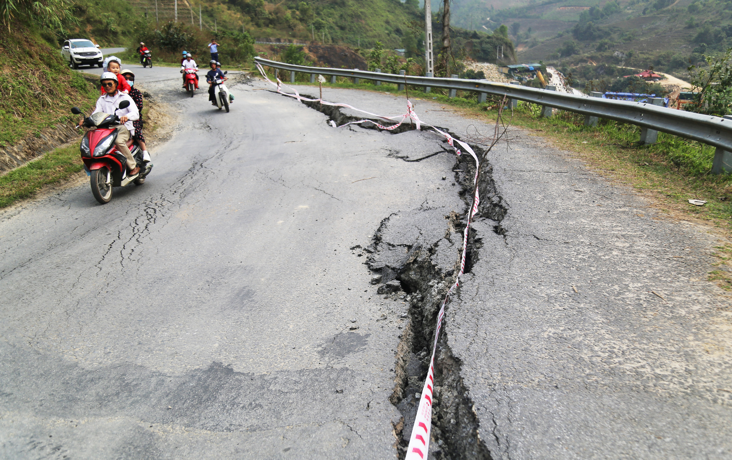 Từ khi điểm sụt lún xuất hiện đã gây mất an toàn giao thông trên đoạn đường này.