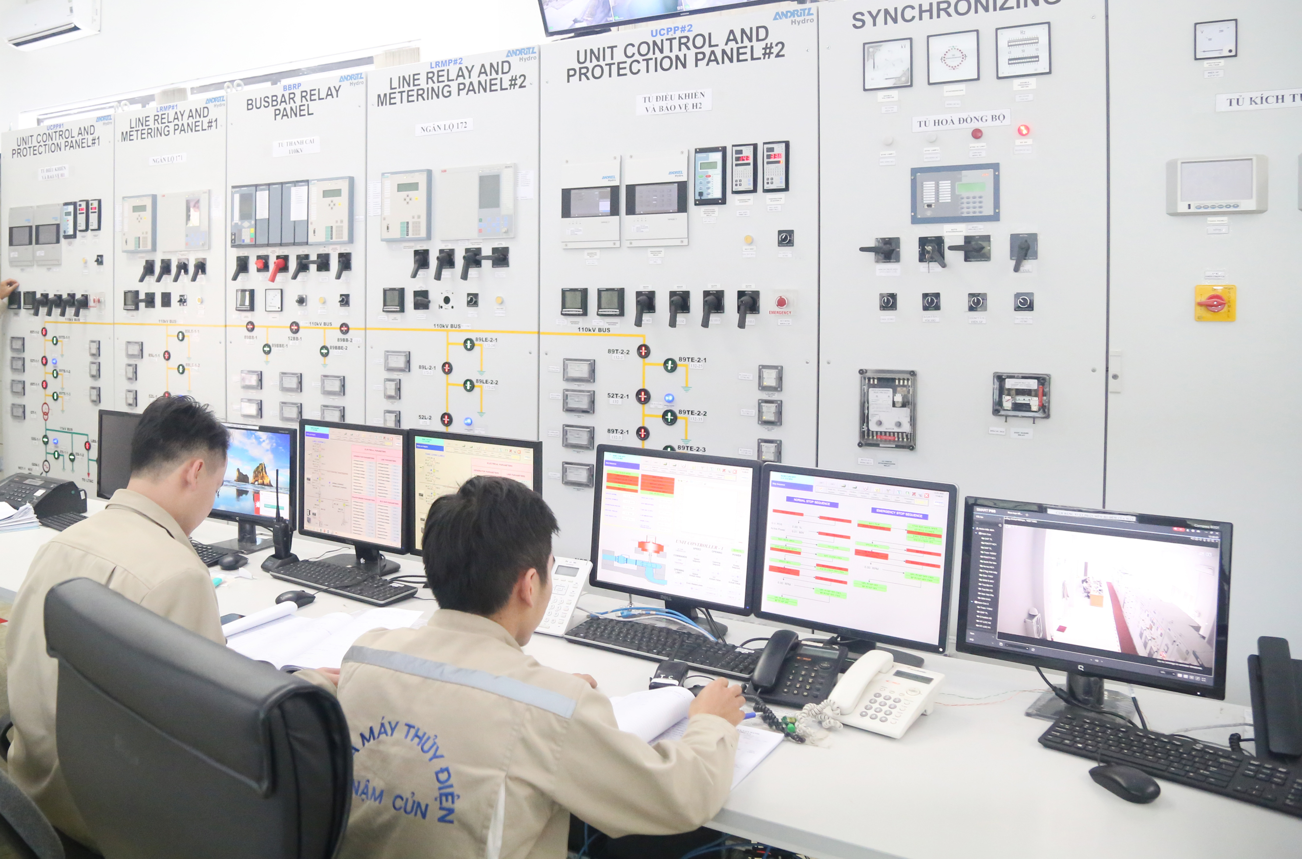 Trực vận hành tại Nhà máy Thủy điện Nậm Củm (Sa Pa). Các nhà máy thủy điện cung cấp sản lượng điện liên tục lên lưới điện quốc gia.