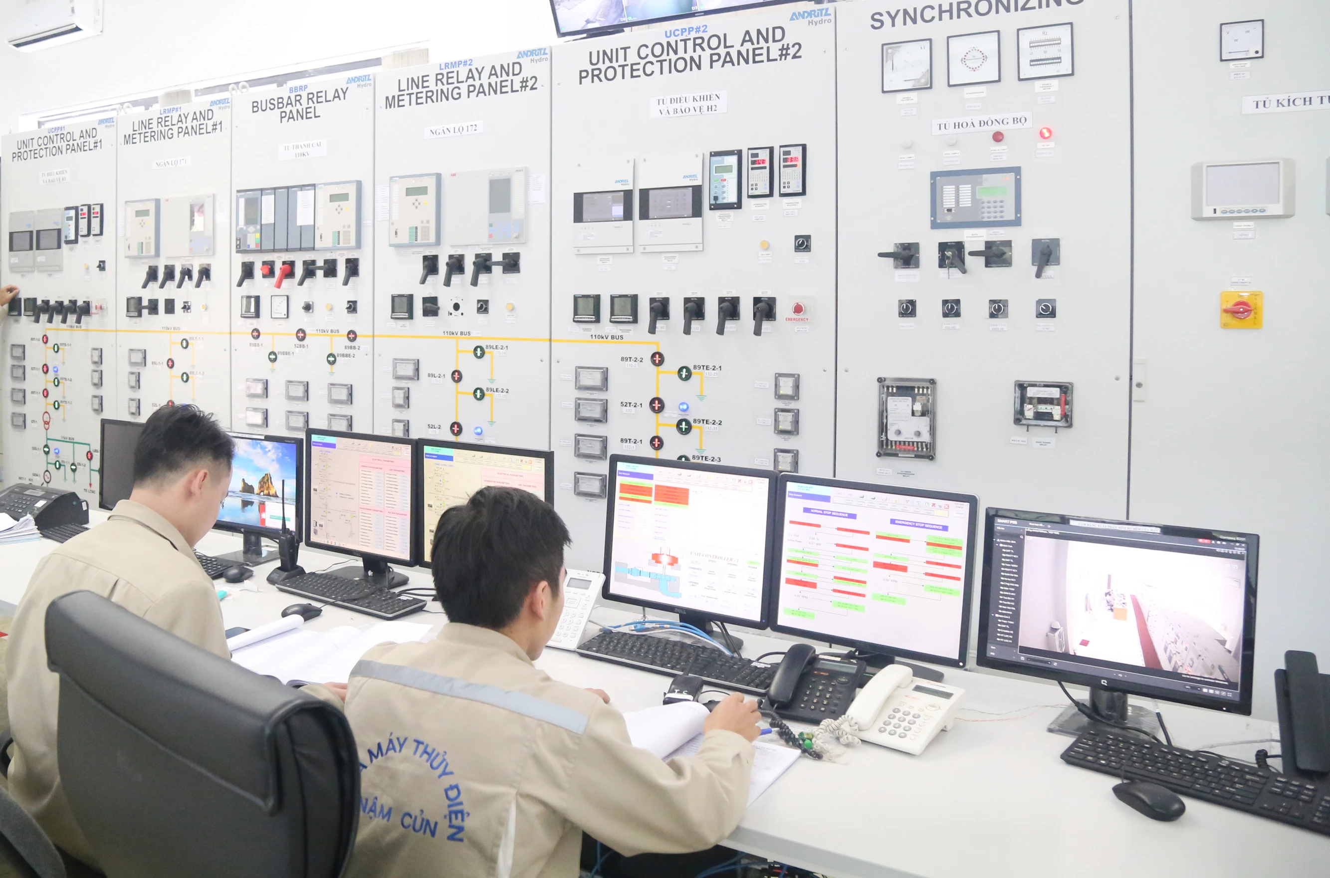 Trực vận hành tại Nhà máy Thủy điện Nậm Củm (Sa Pa). Các nhà máy thủy điện cung cấp sản lượng điện liên tục lên lưới điện quốc gia.