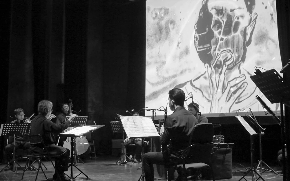 Các nghệ sĩ trình diễn vở "Chuyện người lính". (Ảnh: Viện Pháp tại Hà Nội cung cấp)