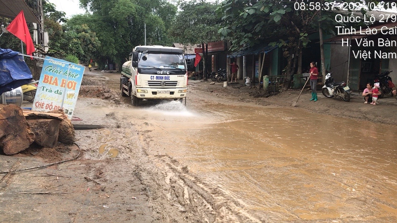 Đến 11h trưa 19/4, các đơn vị đã hoàn thành việc bốc xúc bùn đất để thông tuyến hoàn toàn Quốc lộ 279.