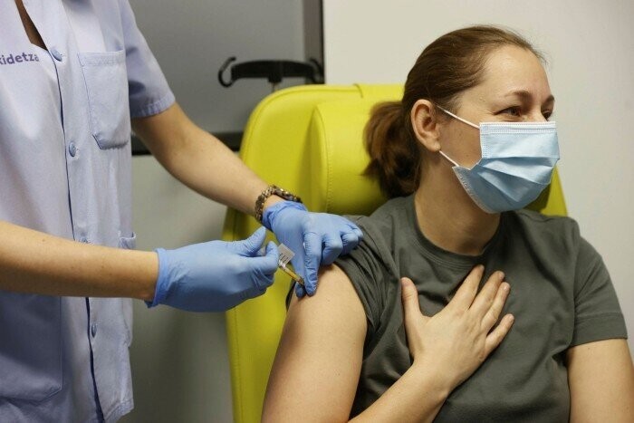 Một tình nguyện viên được tiêm vaccine COVID-19 của CureVac trong cuộc thử nghiệm giai đoạn 1.