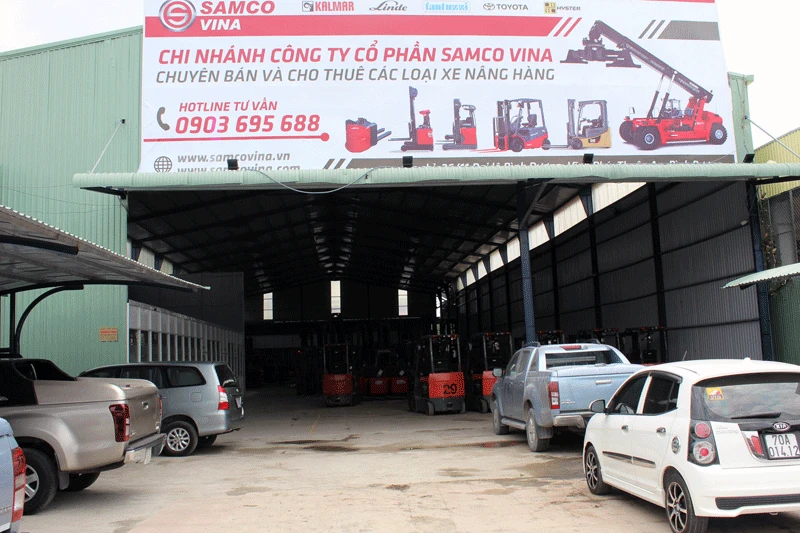 Khách hàng đến xem sản phẩm tại kho bãi xe nâng của Samcovina.