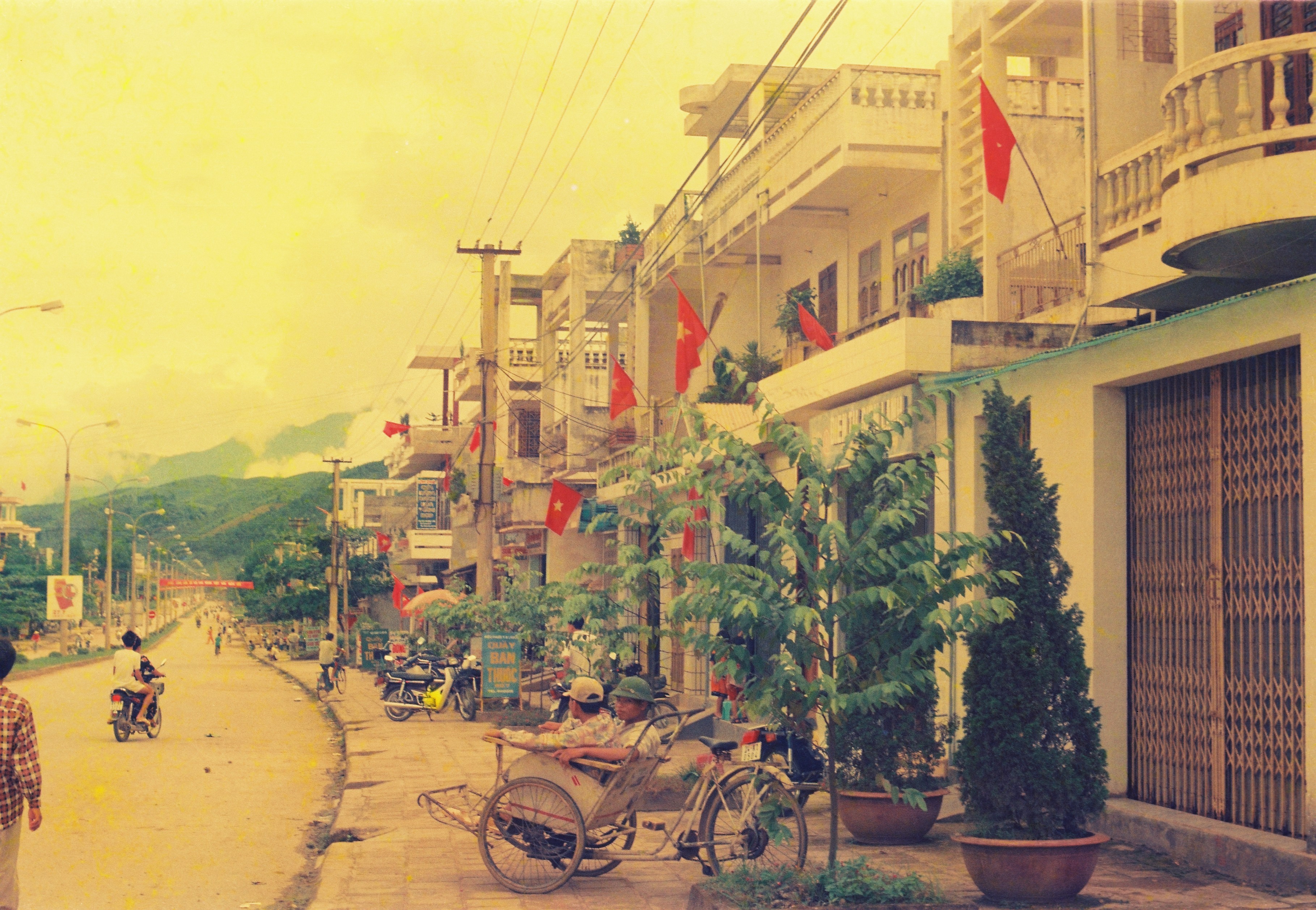 Lễ kỷ niệm 50 năm ngày giải phóng Lào Cai. Một dãy phố trên đường Hoàng Liên năm 2000. Thi công xây dựng cầu Hồ Kiều năm 2001. Đường Hoàng Liên năm 2001. Thi công Đại lộ Trần Hưng Đạo năm 2003.