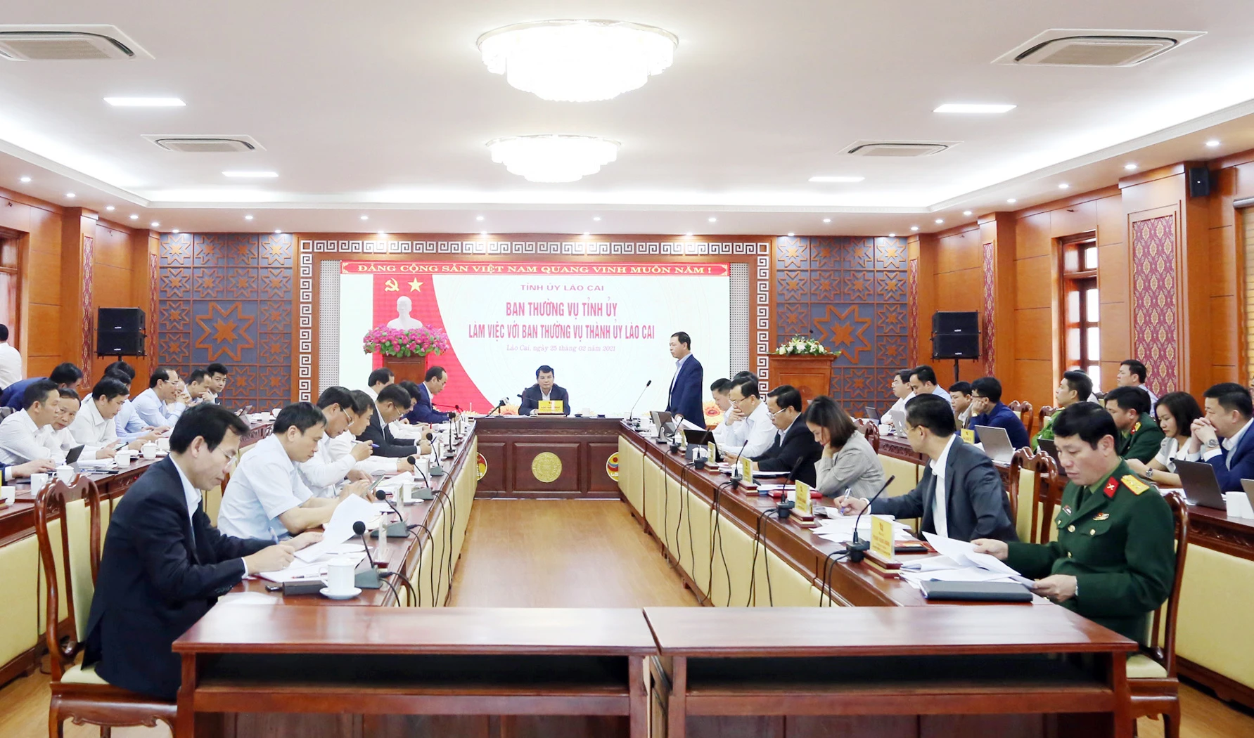 Quang cảnh buổi làm việc. Quang cảnh buổi làm việc.