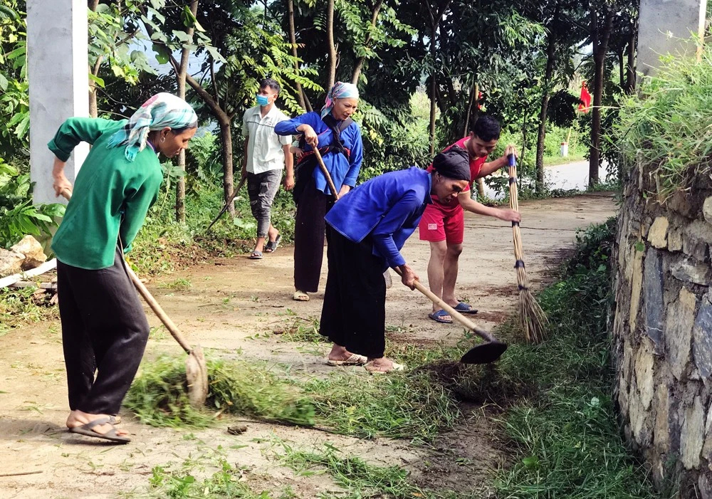 Anh Phương cùng người dân dọn vệ sinh đường thôn.