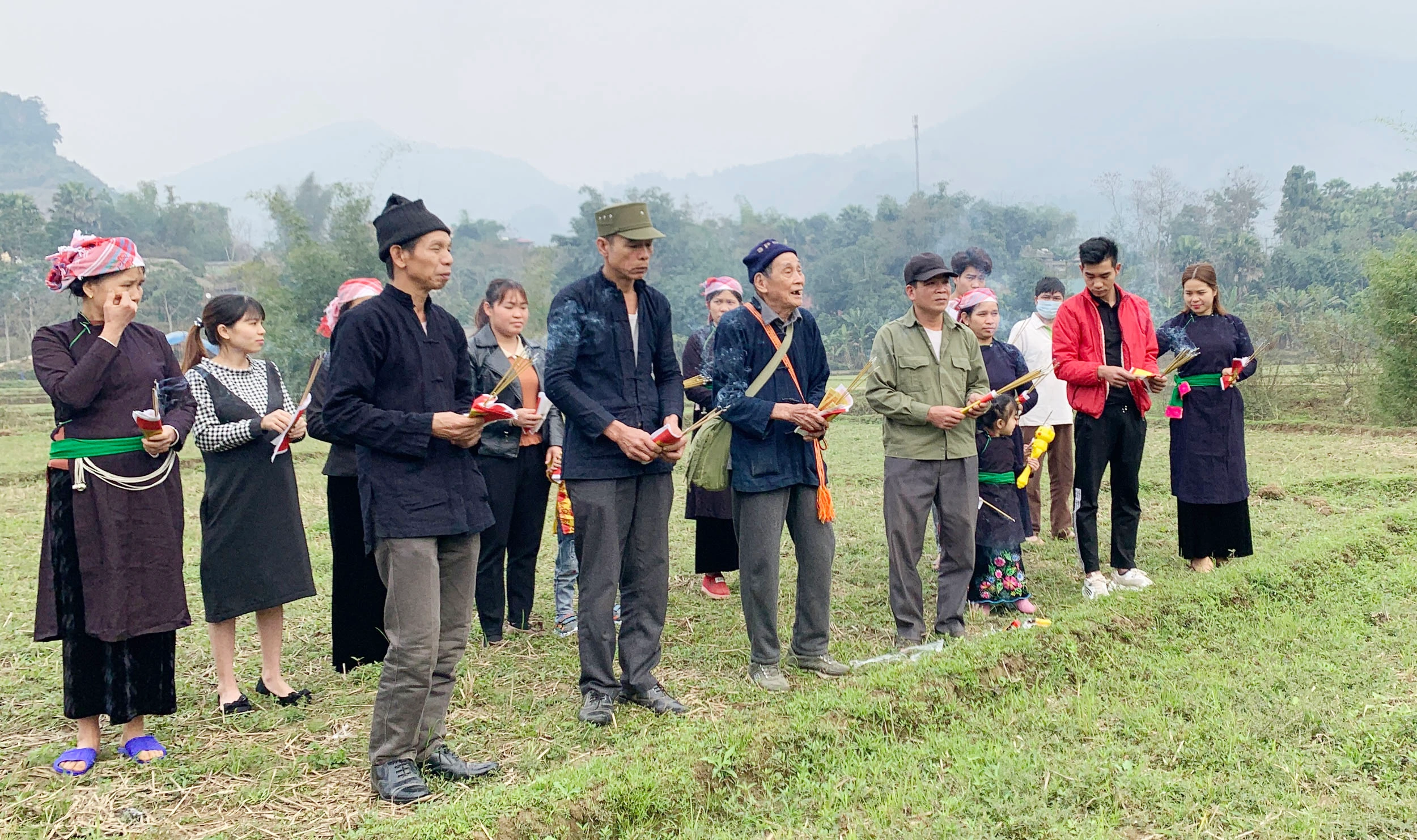 Mo Tham Thát là nghi lễ có ý nghĩa, giá trị về mặt địa lý, phong thủy và tín ngưỡng. Cánh đồng rộng trong thôn được thầy Mo chọn làm nơi chỉ hướng. Một tập giấy tiền, giấy vàng được đốt để thực hiện nghi lễ. Ba thầy mo thực hành vái ba vái thần linh, trời đất, rồi ông Mo Tham Thát đọc bài cúng, ý nghĩa như sau: Hôm nay có hương, hoa, năm mới đã đến, ông mo thay mặt dân làng đi chào ông Tham Thát… …Cầu mong ông phù hộ cho bản làng bình yên, người người mạnh khỏe, trồng lúa được mùa, có nhiều tiền bạc, đóng cổng làng cho yên (ngăn không cho cái xấu vào làng) cầu cho mọi thứ tốt đẹp vào làng. Ông Hoàng Văn Kể, thầy mo làng, người chủ trì nghi lễ Mo Tham Thát. Sau khi những nén hương được thắp, đã chọn được hướng kiêng, thầy mo sẽ chỉ cho người dân trong thôn, xã biết năm nay làm nhà, chuồng trại, đi buôn bán, hay đi rừng… phải kiêng hướng đã chọn. Năm Tân Sửu hướng kiêng là hướng Đông. Sau khi đã xác định chỉ hướng kiêng xong, thanh niên nam, nữ thi tài bắn nỏ, trước khi thi, ông mo thực hành nghi lễ bắn trước, sau đó thanh niên nam, nữ mới trổ tài. Nam, nữ thanh niên đội văn nghệ, thể thao mang theo nỏ và tên để thi nhau tranh tài bắn thủng tập giấy tiền vàng với ý nghĩa bắn nát được tập giấy năm đó toàn thể thôn, bản được bình yên, may mắn, phát triển.