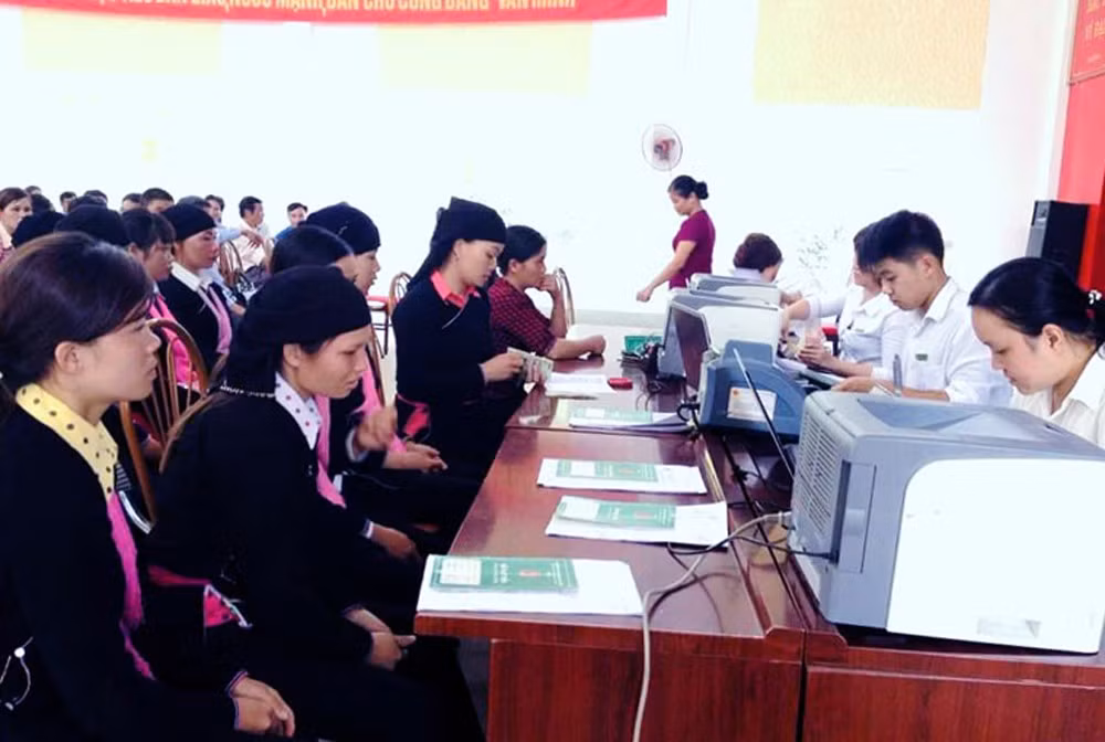 Tuyên truyền chính sách tín dụng cho các hộ vay vốn tại xã Trì Quang, huyện Bảo Thắng. (ảnh tư liệu)