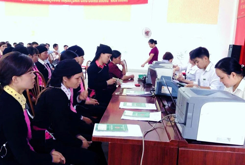 Tuyên truyền chính sách tín dụng cho các hộ vay vốn tại xã Trì Quang, huyện Bảo Thắng. (ảnh tư liệu)