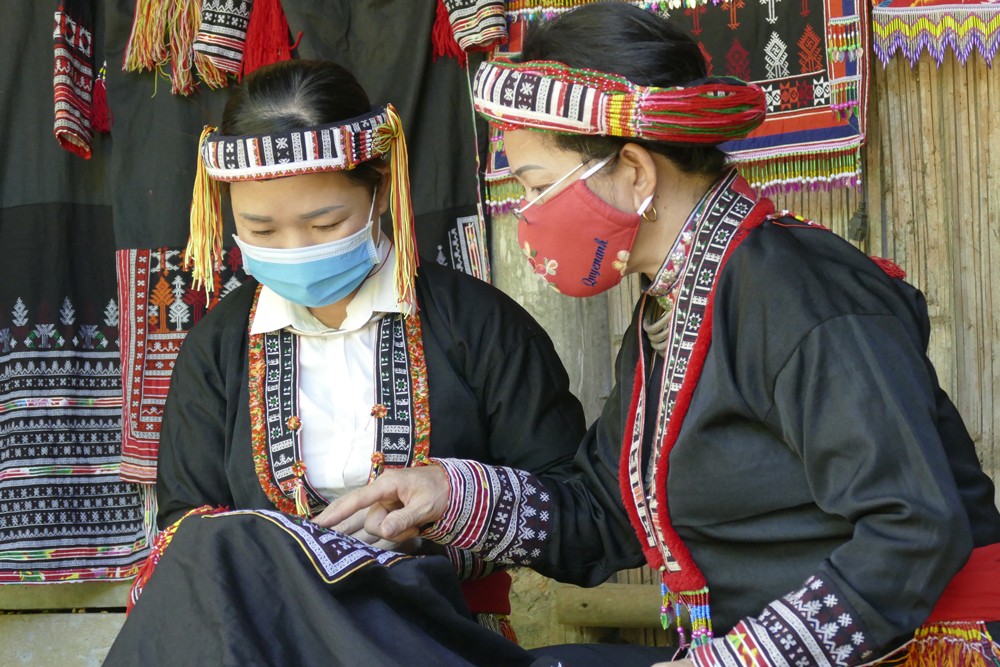 Tham gia nhóm, thành viên thường xuyên chia sẻ, chỉ dạy cho nhau những mẫu thêu mới. Ảnh : Nguyên Vũ (Bảo Hà – Bảo Yên) Tham gia nhóm, thành viên thường xuyên chia sẻ, chỉ dạy cho nhau những mẫu thêu mới. Ảnh : Nguyên Vũ (Bảo Hà – Bảo Yên)