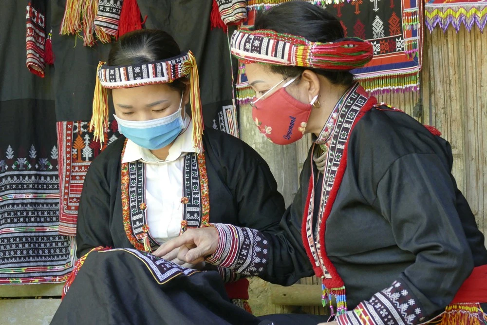 Tham gia nhóm, thành viên thường xuyên chia sẻ, chỉ dạy cho nhau những mẫu thêu mới. Ảnh : Nguyên Vũ (Bảo Hà – Bảo Yên)