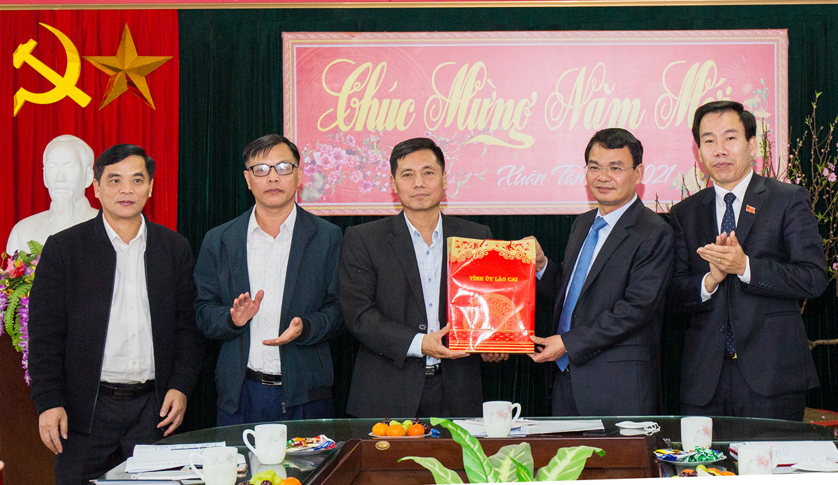 Bí thư Tỉnh ủy Đặng Xuân Phong tặng quà tết cán bộ, phóng viên, biên tập viên, nhân viên Báo Lào Cai.