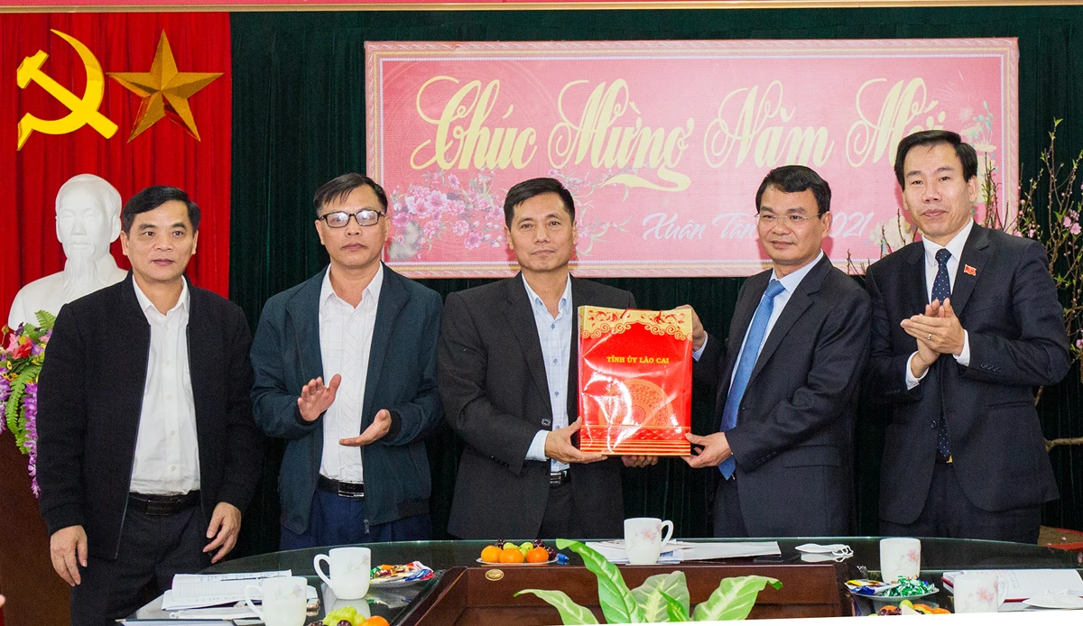 Bí thư Tỉnh ủy Đặng Xuân Phong tặng quà tết cán bộ, phóng viên, biên tập viên, nhân viên Báo Lào Cai.