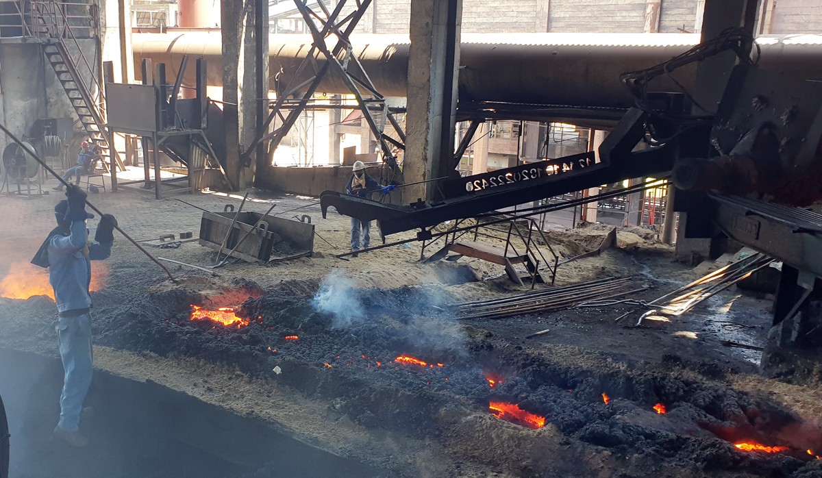 Phân xưởng gang (Nhà máy Gang thép Lào Cai) với công suất 500.000 tấn/năm. Phân xưởng gang (Nhà máy Gang thép Lào Cai) với công suất 500.000 tấn/năm.