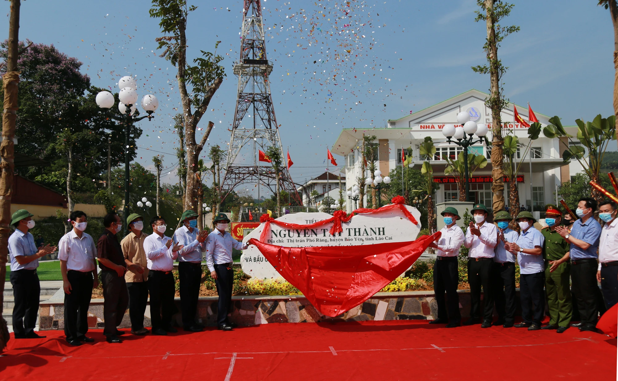 Các đại biểu cắt băng khánh thành.