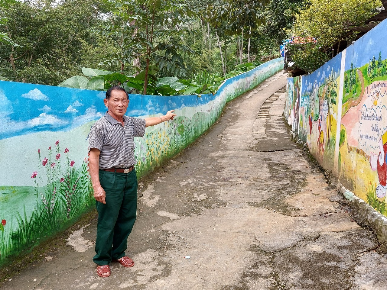 Ông Sùng Seo Nhà hiến đất làm đường lên Trường Mầm non xã Cán Cấu.