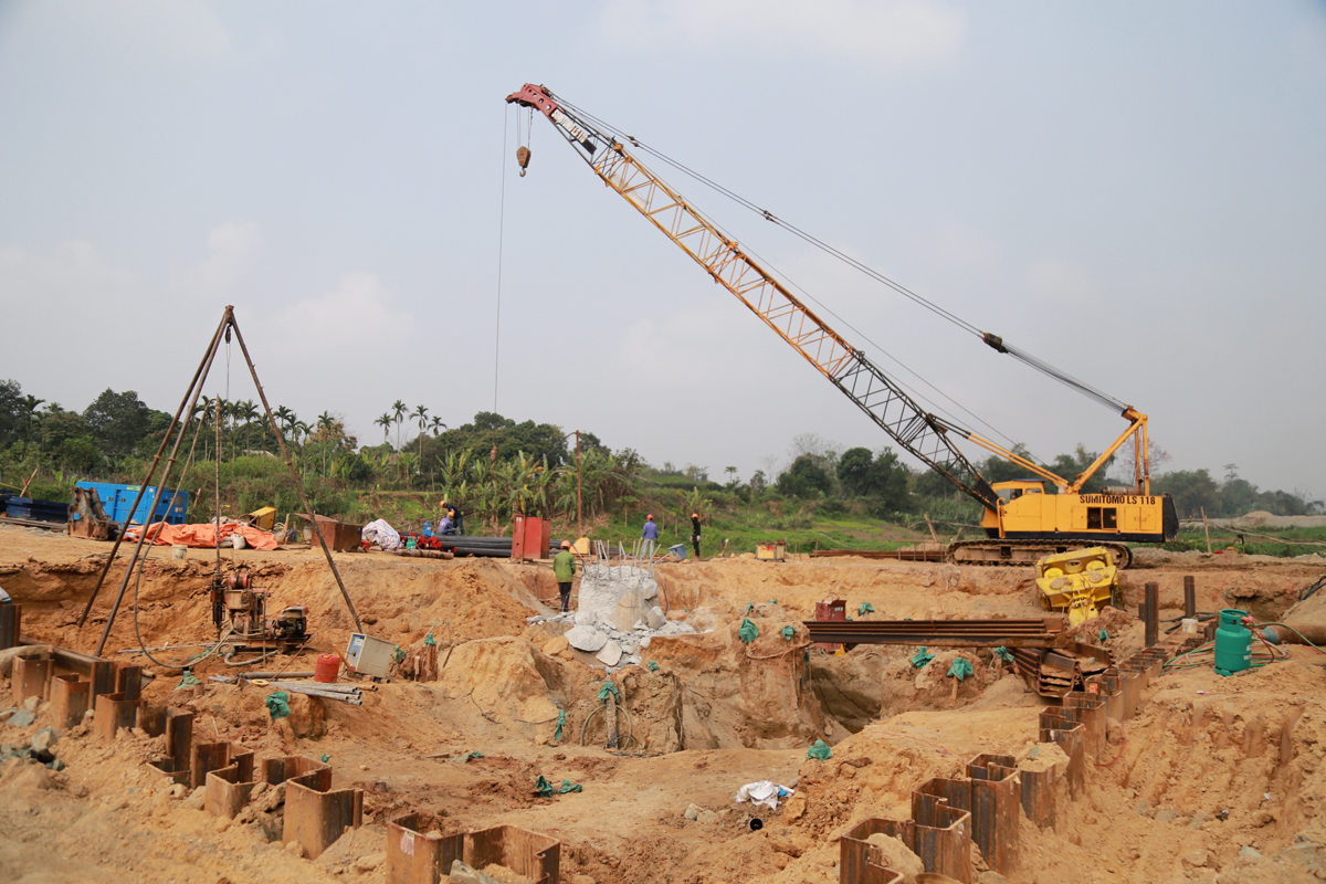 Để đảm bảo tiến độ, nhà thầu đã tổ chức công nhân thi công 3 ca liên tục. Nhiều công nhân ở ngoài tỉnh cũng đã sớm có mặt trên công trường. Trụ cầu T6 đang được tiến hành đổ bê tông bệ trụ. Cầu tạm được xây dựng phục vụ thi công trụ cầu T7 ở lòng sông. Thi công cọc khoan nhồi dưới nước tại trụ T7. Nhà thầu phấn đấu hoàn thành hạng mục này trước mùa mưa lũ. Một mũi thi công khác đang tiến hành thi công dầm cầu. Để đảm bảo phòng dịch, công nhân được chia thành từng nhóm nhỏ để thi công.