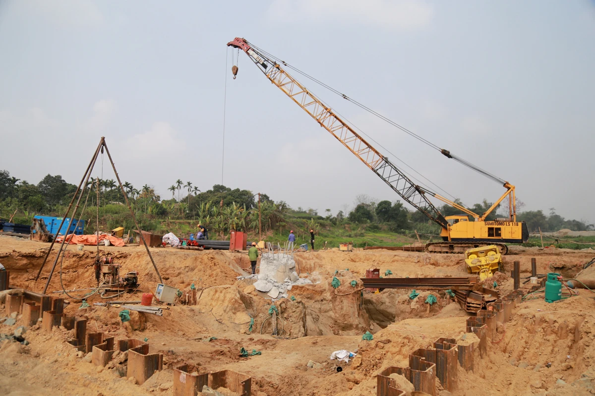 Để đảm bảo tiến độ, nhà thầu đã tổ chức công nhân thi công 3 ca liên tục. Nhiều công nhân ở ngoài tỉnh cũng đã sớm có mặt trên công trường. Trụ cầu T6 đang được tiến hành đổ bê tông bệ trụ. Cầu tạm được xây dựng phục vụ thi công trụ cầu T7 ở lòng sông. Thi công cọc khoan nhồi dưới nước tại trụ T7. Nhà thầu phấn đấu hoàn thành hạng mục này trước mùa mưa lũ. Một mũi thi công khác đang tiến hành thi công dầm cầu. Để đảm bảo phòng dịch, công nhân được chia thành từng nhóm nhỏ để thi công.