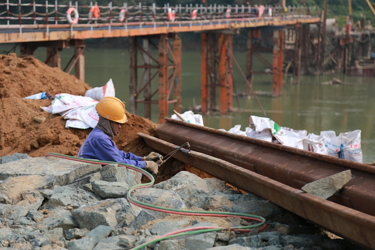 Để đảm bảo tiến độ, nhà thầu đã tổ chức công nhân thi công 3 ca liên tục. Nhiều công nhân ở ngoài tỉnh cũng đã sớm có mặt trên công trường. Trụ cầu T6 đang được tiến hành đổ bê tông bệ trụ. Cầu tạm được xây dựng phục vụ thi công trụ cầu T7 ở lòng sông. Thi công cọc khoan nhồi dưới nước tại trụ T7. Nhà thầu phấn đấu hoàn thành hạng mục này trước mùa mưa lũ. Một mũi thi công khác đang tiến hành thi công dầm cầu. Để đảm bảo phòng dịch, công nhân được chia thành từng nhóm nhỏ để thi công.