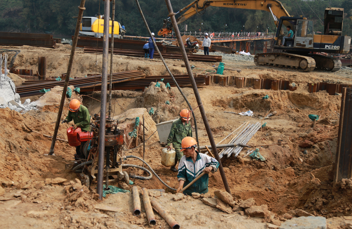 Công nhân hối hả trên công trường thi công cầu Làng Giàng ảnh 7