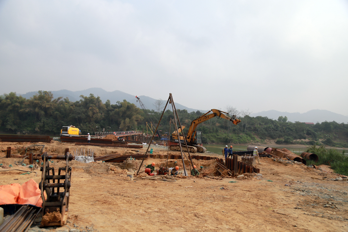 Để đảm bảo tiến độ, nhà thầu đã tổ chức công nhân thi công 3 ca liên tục. Nhiều công nhân ở ngoài tỉnh cũng đã sớm có mặt trên công trường. Trụ cầu T6 đang được tiến hành đổ bê tông bệ trụ. Cầu tạm được xây dựng phục vụ thi công trụ cầu T7 ở lòng sông. Thi công cọc khoan nhồi dưới nước tại trụ T7. Nhà thầu phấn đấu hoàn thành hạng mục này trước mùa mưa lũ. Một mũi thi công khác đang tiến hành thi công dầm cầu. Để đảm bảo phòng dịch, công nhân được chia thành từng nhóm nhỏ để thi công.