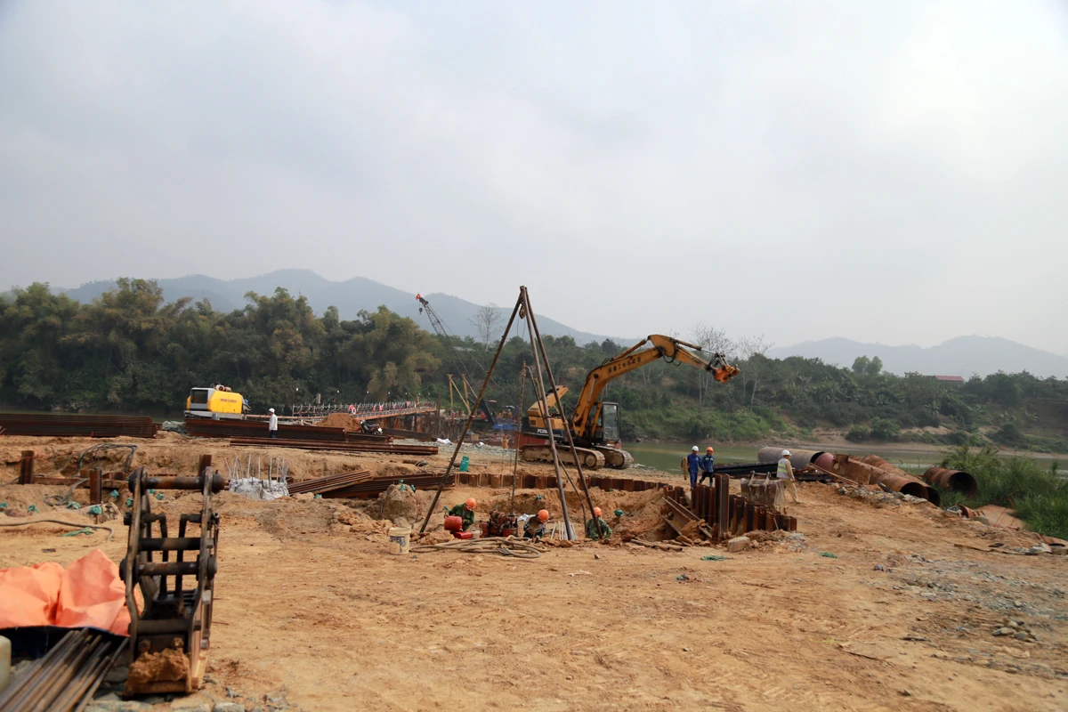 Để đảm bảo tiến độ, nhà thầu đã tổ chức công nhân thi công 3 ca liên tục. Nhiều công nhân ở ngoài tỉnh cũng đã sớm có mặt trên công trường. Trụ cầu T6 đang được tiến hành đổ bê tông bệ trụ. Cầu tạm được xây dựng phục vụ thi công trụ cầu T7 ở lòng sông. Thi công cọc khoan nhồi dưới nước tại trụ T7. Nhà thầu phấn đấu hoàn thành hạng mục này trước mùa mưa lũ. Một mũi thi công khác đang tiến hành thi công dầm cầu. Để đảm bảo phòng dịch, công nhân được chia thành từng nhóm nhỏ để thi công.