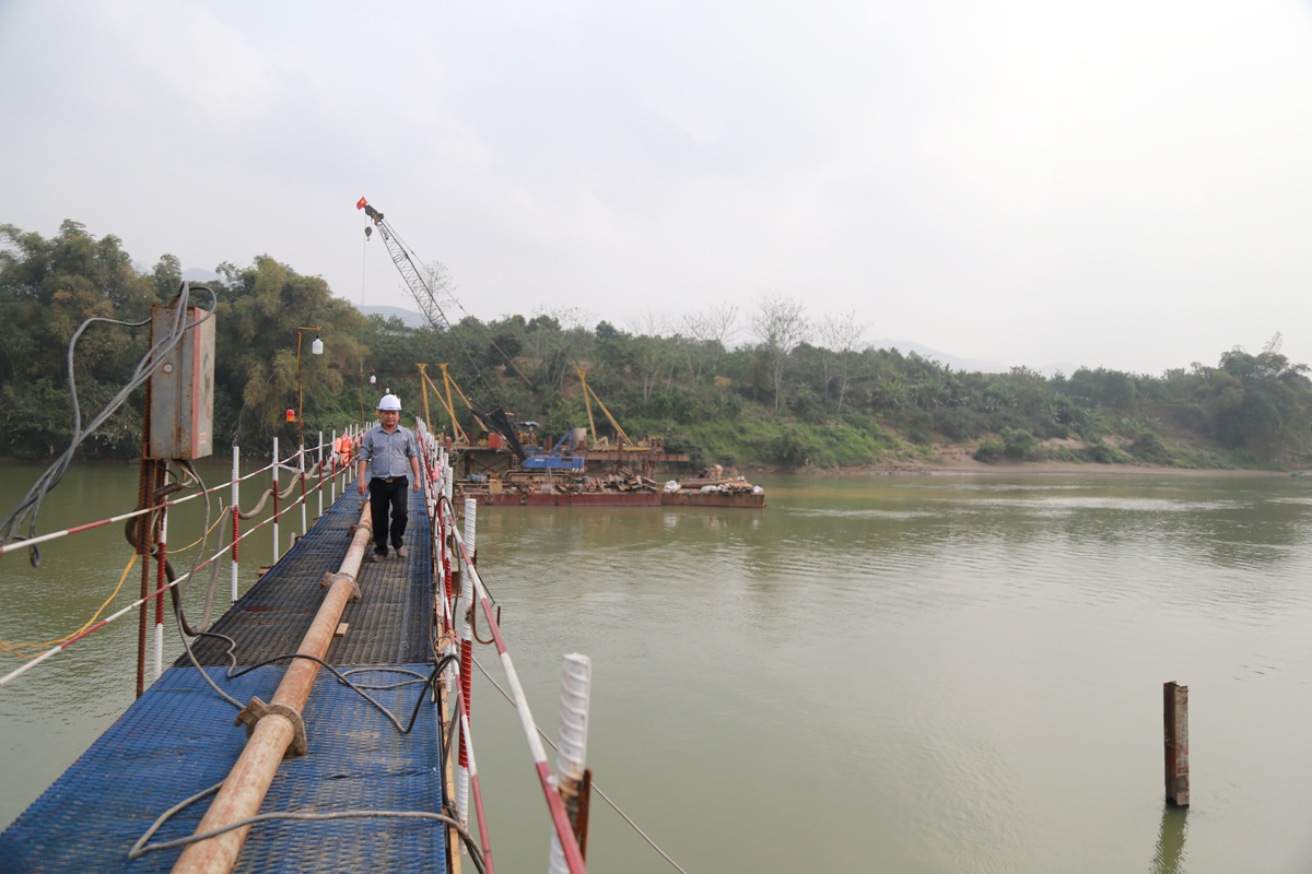 Để đảm bảo tiến độ, nhà thầu đã tổ chức công nhân thi công 3 ca liên tục. Nhiều công nhân ở ngoài tỉnh cũng đã sớm có mặt trên công trường. Trụ cầu T6 đang được tiến hành đổ bê tông bệ trụ. Cầu tạm được xây dựng phục vụ thi công trụ cầu T7 ở lòng sông. Thi công cọc khoan nhồi dưới nước tại trụ T7. Nhà thầu phấn đấu hoàn thành hạng mục này trước mùa mưa lũ. Một mũi thi công khác đang tiến hành thi công dầm cầu. Để đảm bảo phòng dịch, công nhân được chia thành từng nhóm nhỏ để thi công.