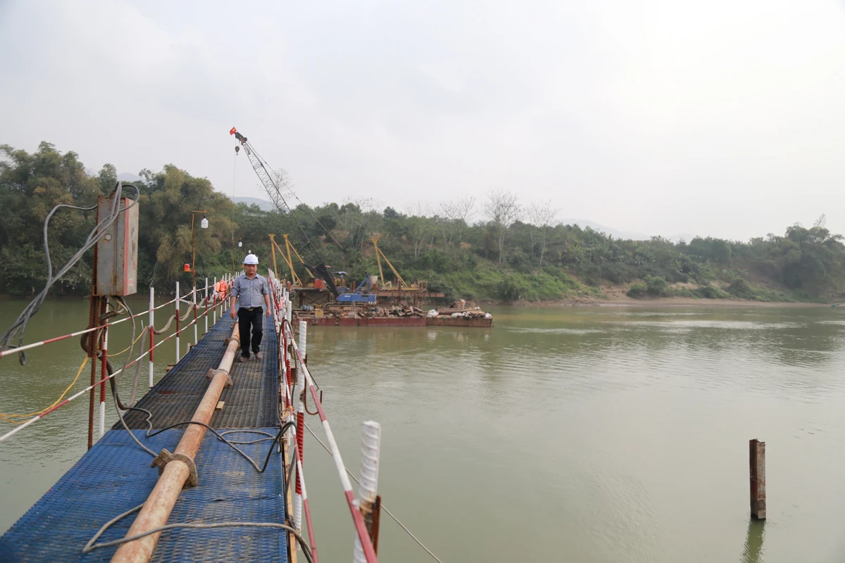 Để đảm bảo tiến độ, nhà thầu đã tổ chức công nhân thi công 3 ca liên tục. Nhiều công nhân ở ngoài tỉnh cũng đã sớm có mặt trên công trường. Trụ cầu T6 đang được tiến hành đổ bê tông bệ trụ. Cầu tạm được xây dựng phục vụ thi công trụ cầu T7 ở lòng sông. Thi công cọc khoan nhồi dưới nước tại trụ T7. Nhà thầu phấn đấu hoàn thành hạng mục này trước mùa mưa lũ. Một mũi thi công khác đang tiến hành thi công dầm cầu. Để đảm bảo phòng dịch, công nhân được chia thành từng nhóm nhỏ để thi công.