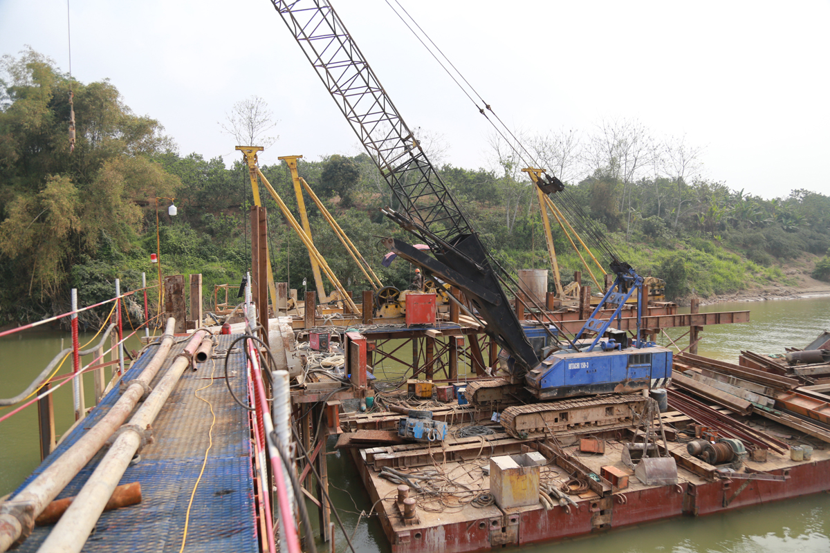 Để đảm bảo tiến độ, nhà thầu đã tổ chức công nhân thi công 3 ca liên tục. Nhiều công nhân ở ngoài tỉnh cũng đã sớm có mặt trên công trường. Trụ cầu T6 đang được tiến hành đổ bê tông bệ trụ. Cầu tạm được xây dựng phục vụ thi công trụ cầu T7 ở lòng sông. Thi công cọc khoan nhồi dưới nước tại trụ T7. Nhà thầu phấn đấu hoàn thành hạng mục này trước mùa mưa lũ. Một mũi thi công khác đang tiến hành thi công dầm cầu. Để đảm bảo phòng dịch, công nhân được chia thành từng nhóm nhỏ để thi công.