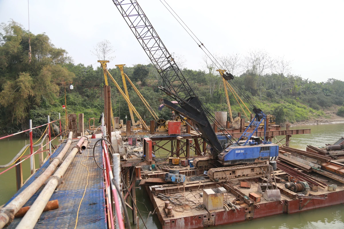 Để đảm bảo tiến độ, nhà thầu đã tổ chức công nhân thi công 3 ca liên tục. Nhiều công nhân ở ngoài tỉnh cũng đã sớm có mặt trên công trường. Trụ cầu T6 đang được tiến hành đổ bê tông bệ trụ. Cầu tạm được xây dựng phục vụ thi công trụ cầu T7 ở lòng sông. Thi công cọc khoan nhồi dưới nước tại trụ T7. Nhà thầu phấn đấu hoàn thành hạng mục này trước mùa mưa lũ. Một mũi thi công khác đang tiến hành thi công dầm cầu. Để đảm bảo phòng dịch, công nhân được chia thành từng nhóm nhỏ để thi công.