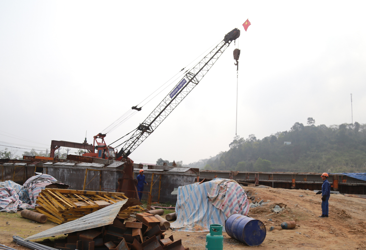 Để đảm bảo tiến độ, nhà thầu đã tổ chức công nhân thi công 3 ca liên tục. Nhiều công nhân ở ngoài tỉnh cũng đã sớm có mặt trên công trường. Trụ cầu T6 đang được tiến hành đổ bê tông bệ trụ. Cầu tạm được xây dựng phục vụ thi công trụ cầu T7 ở lòng sông. Thi công cọc khoan nhồi dưới nước tại trụ T7. Nhà thầu phấn đấu hoàn thành hạng mục này trước mùa mưa lũ. Một mũi thi công khác đang tiến hành thi công dầm cầu. Để đảm bảo phòng dịch, công nhân được chia thành từng nhóm nhỏ để thi công.