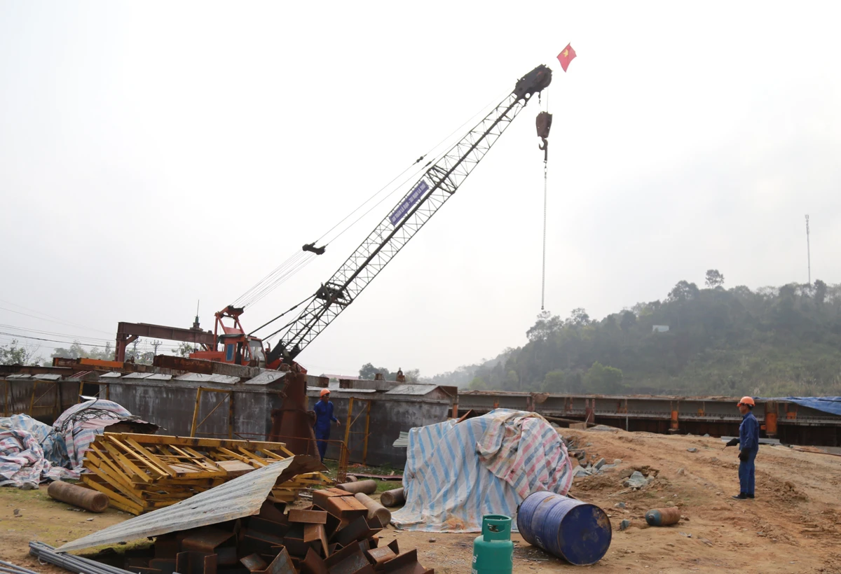 Để đảm bảo tiến độ, nhà thầu đã tổ chức công nhân thi công 3 ca liên tục. Nhiều công nhân ở ngoài tỉnh cũng đã sớm có mặt trên công trường. Trụ cầu T6 đang được tiến hành đổ bê tông bệ trụ. Cầu tạm được xây dựng phục vụ thi công trụ cầu T7 ở lòng sông. Thi công cọc khoan nhồi dưới nước tại trụ T7. Nhà thầu phấn đấu hoàn thành hạng mục này trước mùa mưa lũ. Một mũi thi công khác đang tiến hành thi công dầm cầu. Để đảm bảo phòng dịch, công nhân được chia thành từng nhóm nhỏ để thi công.