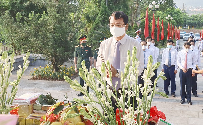 Đoàn đại biểu tỉnh dâng hương Nhà bia tưởng niệm Bác Hồ và Đài tưởng niệm các anh hùng liệt sỹ ảnh 2