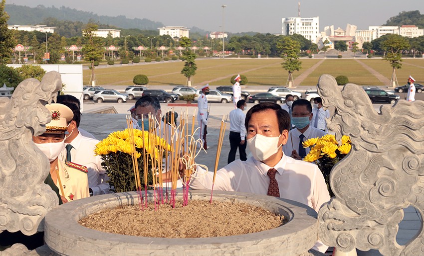 Đoàn đại biểu tỉnh dâng hương Nhà bia tưởng niệm Bác Hồ và Đài tưởng niệm các anh hùng liệt sỹ ảnh 5
